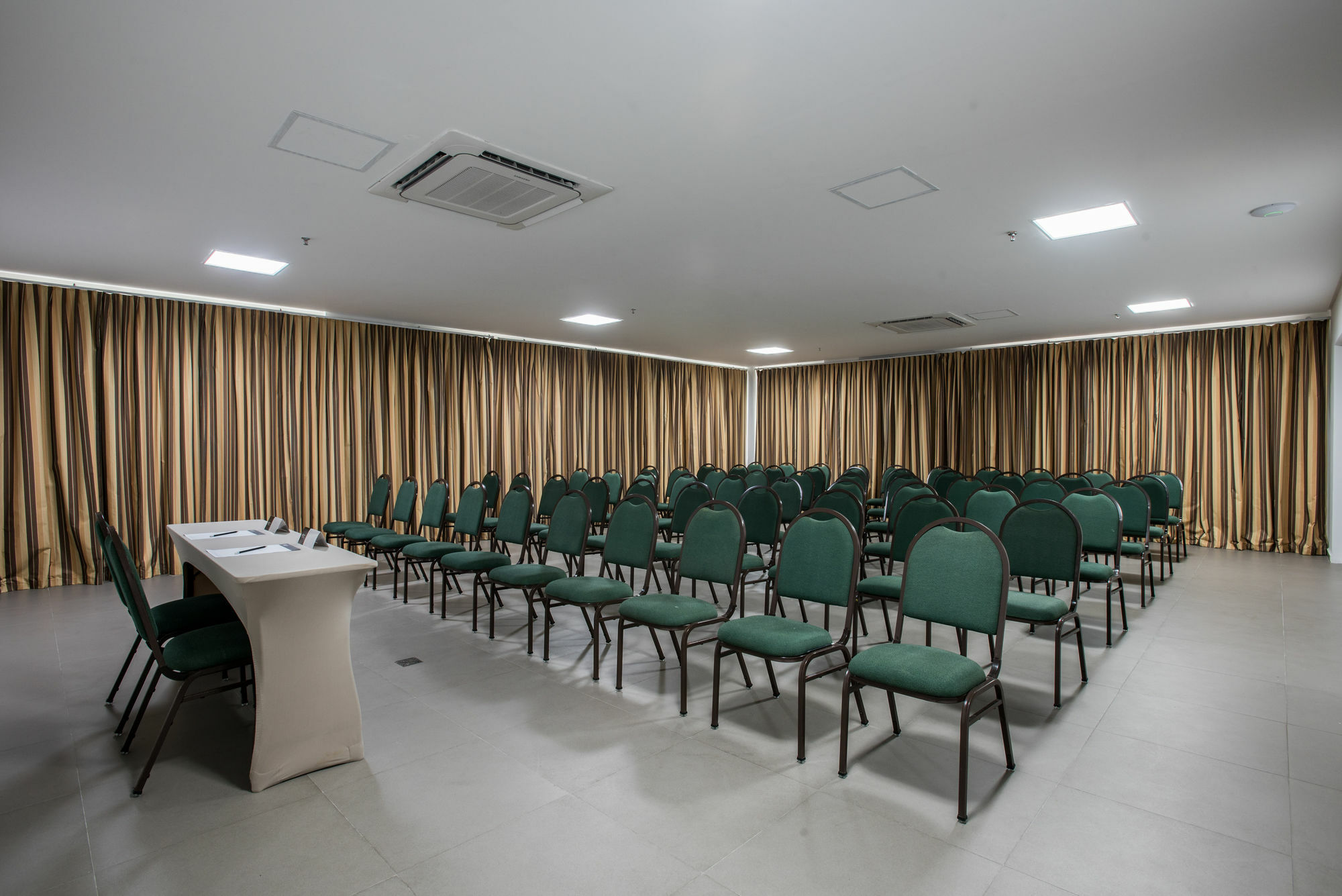 Nobile Hotel Гуаружа Екстериор снимка