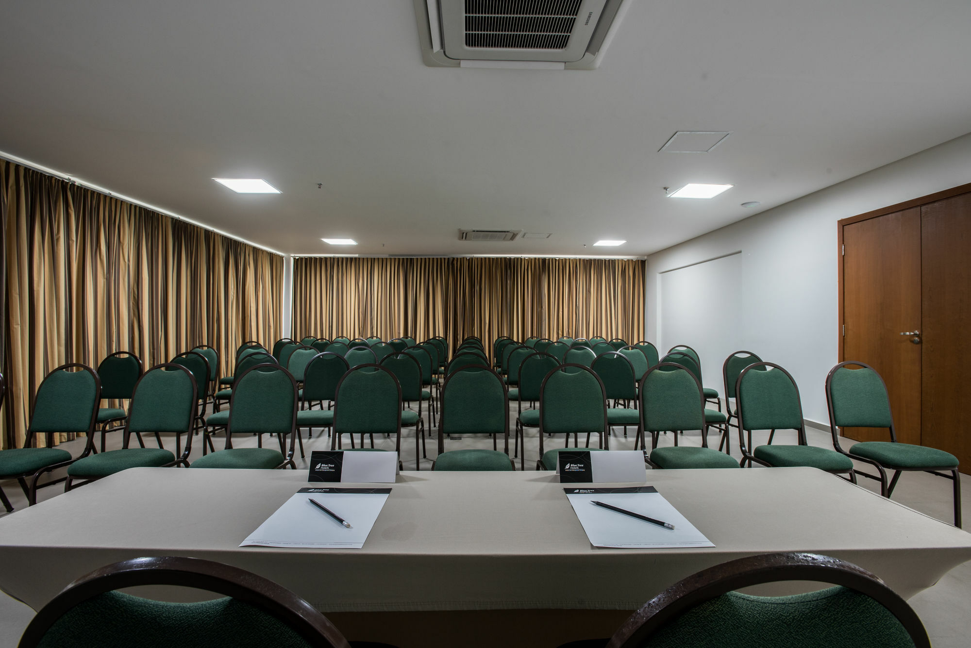 Nobile Hotel Гуаружа Екстериор снимка